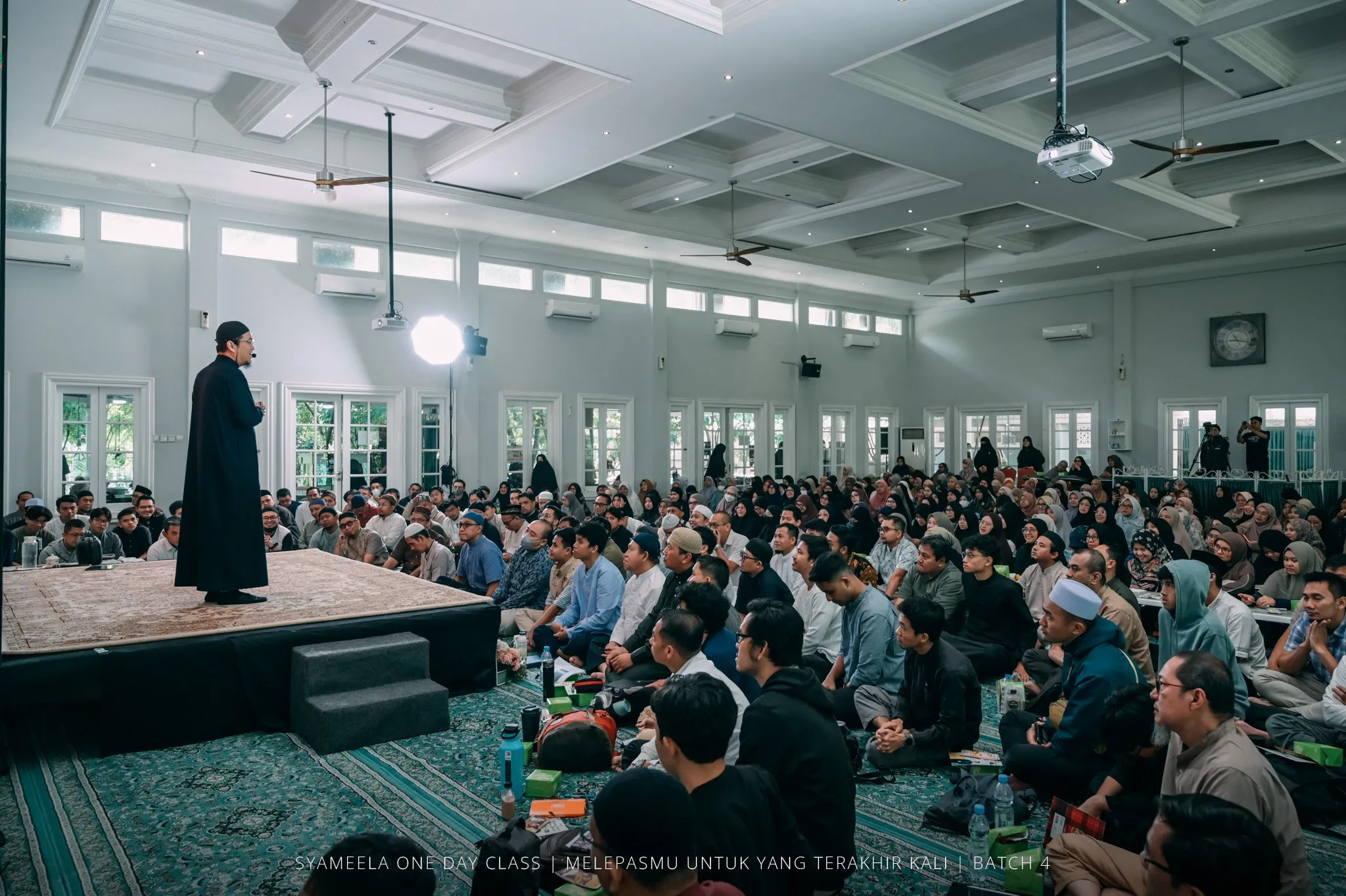 Peserta Syameela One Day Class Batch 4 mengikuti kajian di dalam masjid.