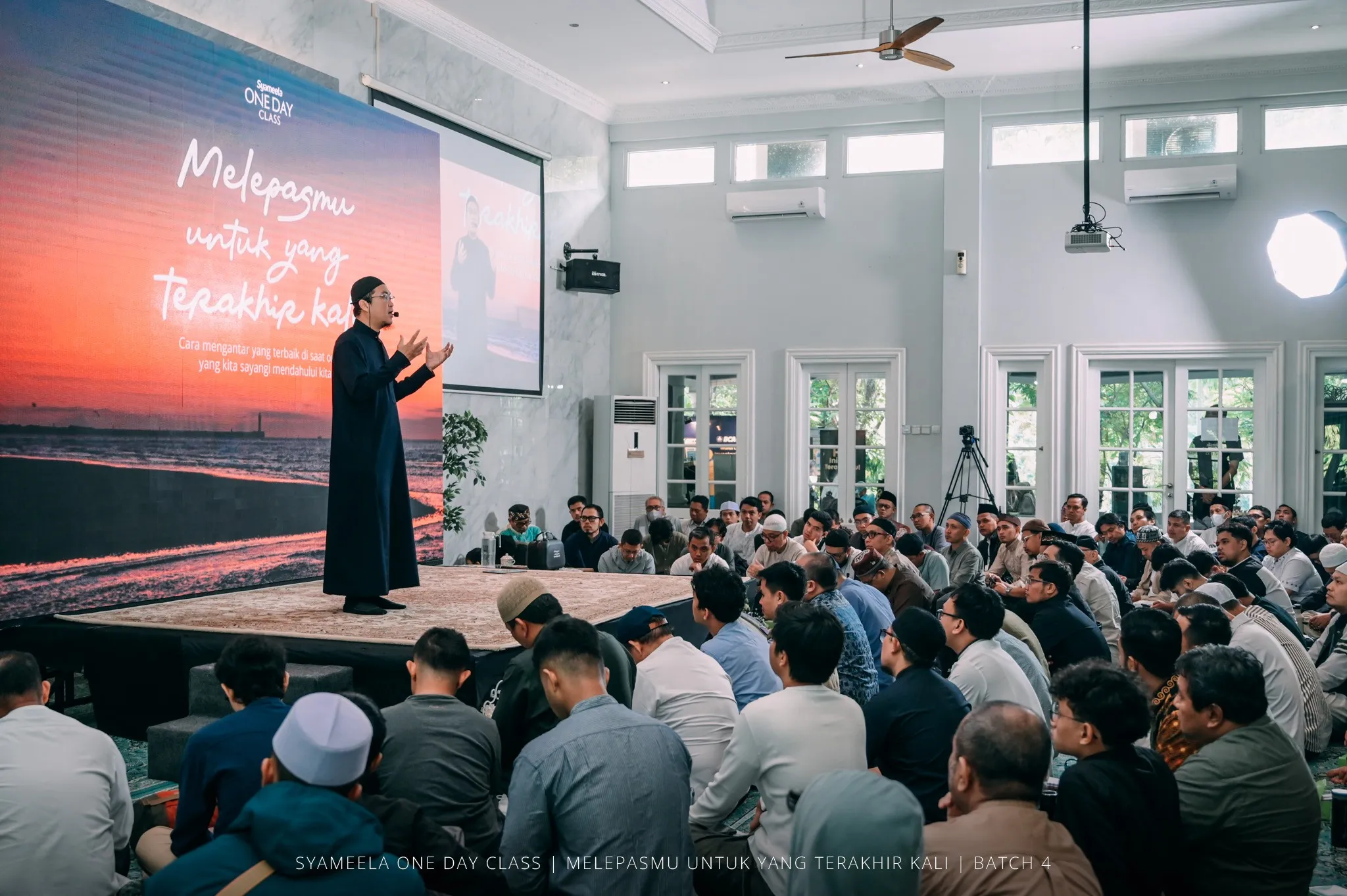 Peserta menyimak materi di dalam masjid.