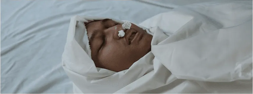Kain pertama diselubungkan dari arah kanan ke kiri.