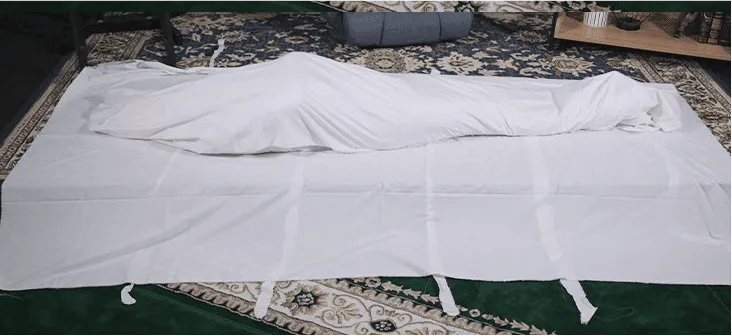 Kain kanan dan kiri bertemu menutup jenazah.