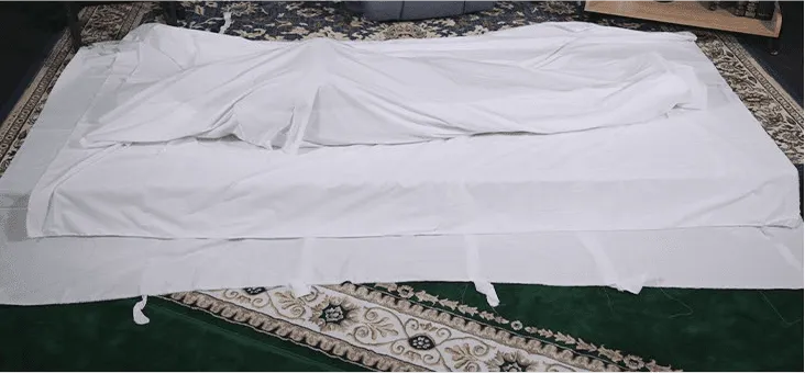 Helai kain dari sisi kiri disiapkan untuk menyambut kain kanan.